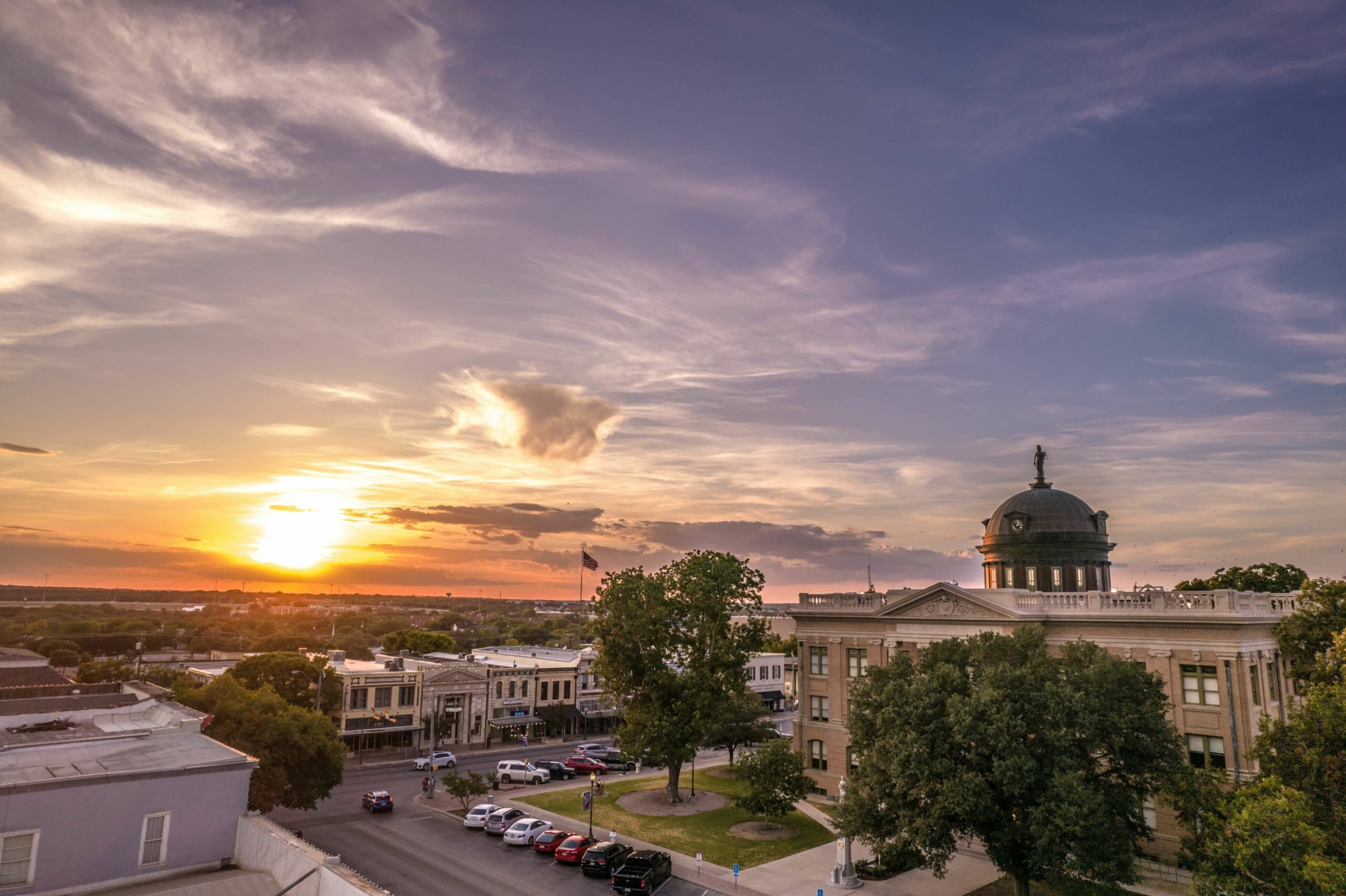 Panoramic view of Georgetown, TX historical Courthouse during sunrise.